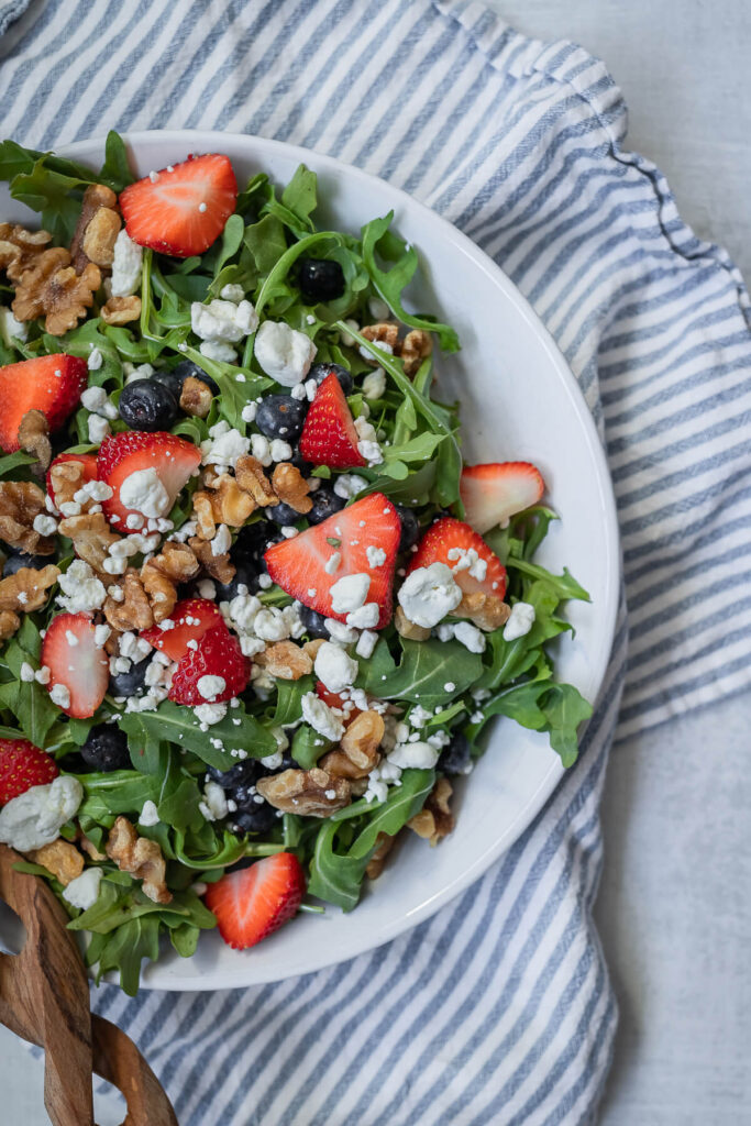 arugula salad with goat cheese and berries and walnuts