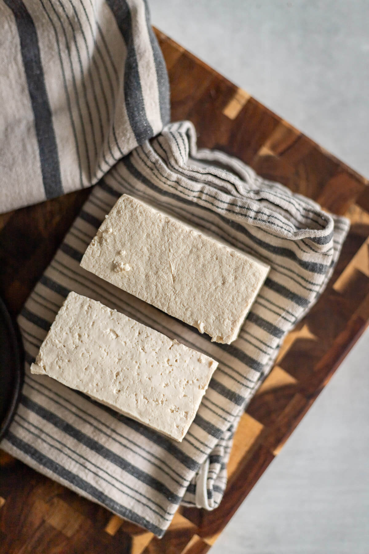 drain tofu on clean kitchen towels